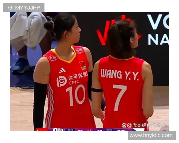 女排大战紧张激烈，直播镜头捕捉球员关键时刻